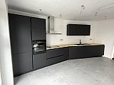 Cuisine  noir Mat avec plan de travail en h&eacute;v&eacute;a verni &agrave; Walcourt - Cuisines &eacute;quip&eacute;es design compl&egrave;tes Cr&eacute;a-M